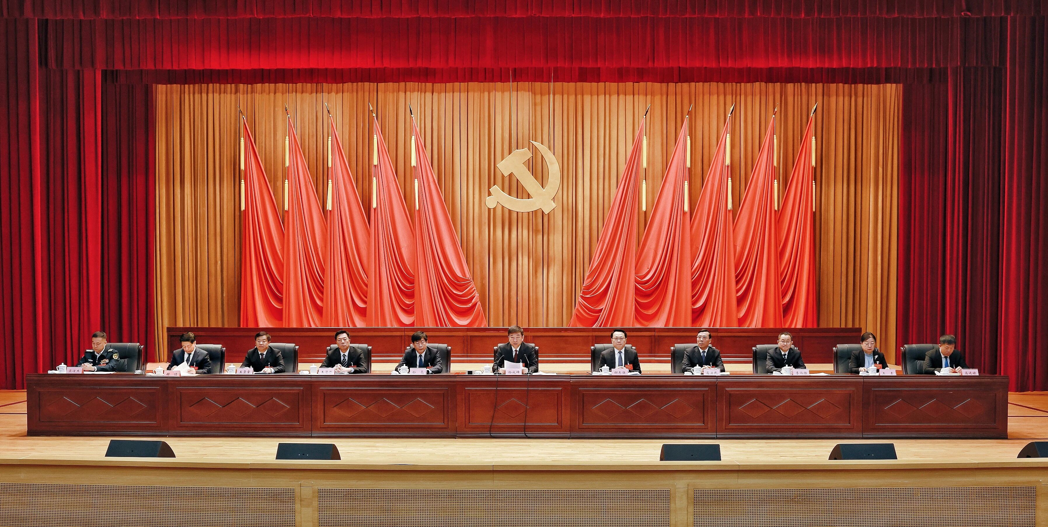 市委十四届九次全会暨市委经济工作会议召开