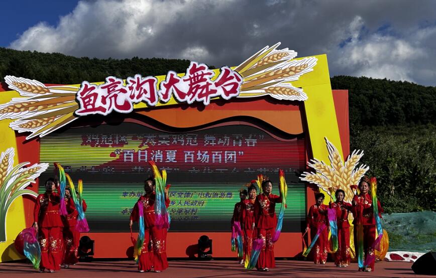 激情夏日歌声飞扬 百日百场唱响鸡冠