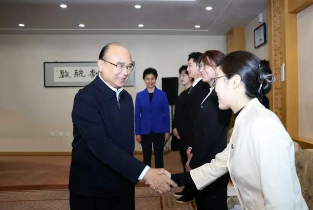 “时代楷模”杨士莪同志先进事迹首场报告会在哈尔滨举行